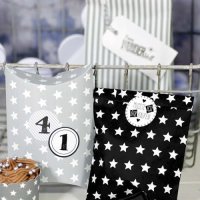 50 Papiertüten schwarz Sterne, 13 x 16,5 cm, 45 Gramm Papier, flach / Candy Bar, Hochzeit, Kindergeburtstag, Papiertütchen, Candybag, Tüten, Mitgebseltüten