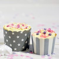 50 MUFFIN BACKFORMEN GRAU, WEISSE STERNE Durchmesser 6,1 cm / Muffinbackform, Muffinform, Backformen, Backförmchen, Cupcake Formen, Muffin Förmchen Papier
