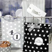 25 Papiertüten schwarz Sterne, 13 x 16,5 cm, 45 Gramm Papier, flach / Candy Bar, Hochzeit, Kindergeburtstag, Papiertütchen, Candybag, Tüten, Mitgebseltüten